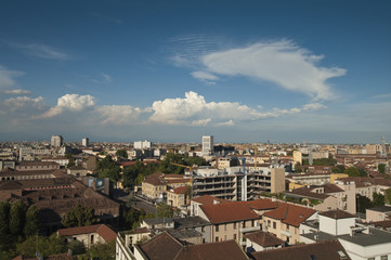 Fototapeta na wymiar Widok na panoramę Mediolanu z góry z chmury