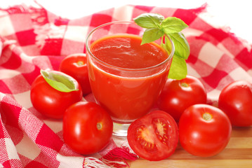 glass of fresh tomato juice