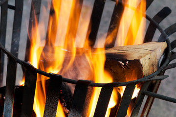 Ausschnitt brennender Feuerkorb