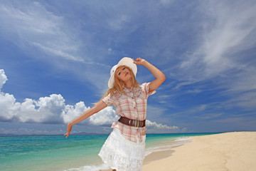 Fototapeta na wymiar 水納島の美しいビーチで寛ぐ女性