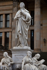 Fototapeta premium Schiller - Schillerdenkmal am Gendarmenmarkt in Berlin