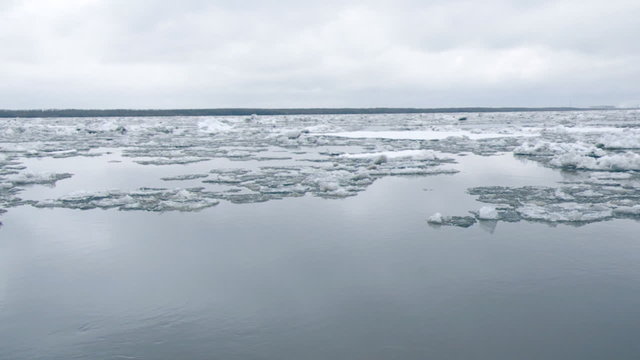 Drifting of ice. Driving of ice. Ice floe.