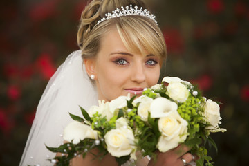 Braut Portrait mit Brautstrauß und Accessories