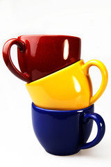 Tassen rot gelb blau