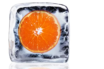 Plexiglas foto achterwand Sinaasappel in het blok ijs © Edler von Rabenstein