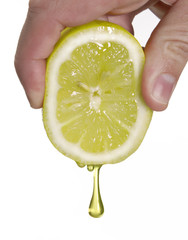 Exprimiendo un limón,gota de limón.