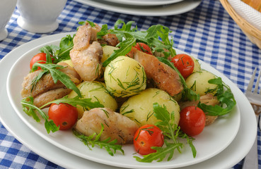 Boiled potatoes with chicken and tomato