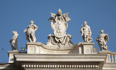 Fototapeta na wymiar Rzym - Bernini kolumnada - szczegóły papieskiego herbu