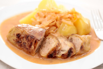 Kohlroulade mit Kraut und Kartoffeln
