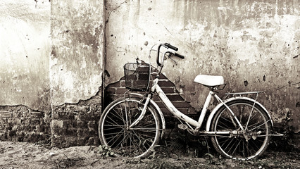 Fototapeta na wymiar Old bicycle and craked wall