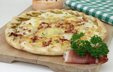 Flammkuchen mit Munsterkäse und Speck