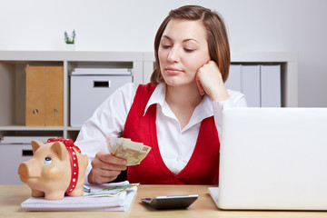 Frau mit Geld und Sparschwein