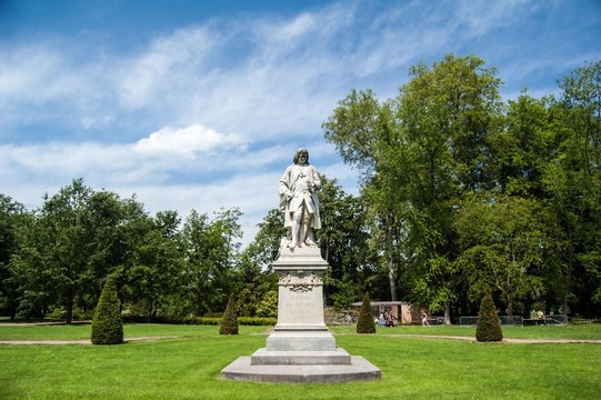 Statue de Bernard de Jussieu, botaniste fran&ccedil;ais