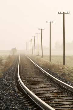 Einspurige Bahnlinie im Morgennebel