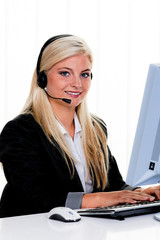 Frau mit Headset und Computer bei Hotline