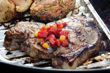 Steak auf Grill in Aluschale