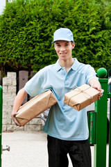Junger Mann von Botendienst bringt Paket