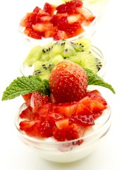 Yogur con fresas y kiwi