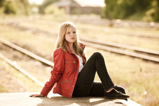 M&auml;dchen am Bahnhof