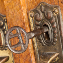 Antiker Schrank (2)
