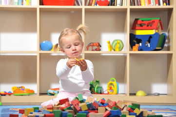 Kleines Mädchen spielt im Kinderzimmer