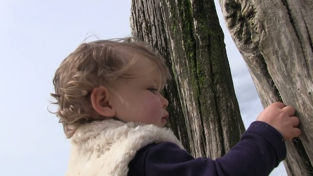 b&eacute;b&eacute; et ses d&eacute;couvertes