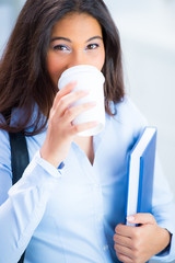 studentin trinkt in der pause einen kaffee