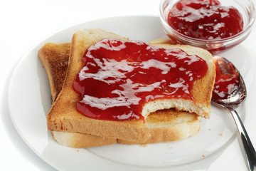 Toast mit Erdbeerkonfitüre