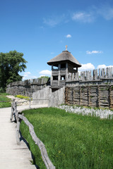 Fototapeta na wymiar Drewniana brama wjazdowa do średniowiecznego zamku