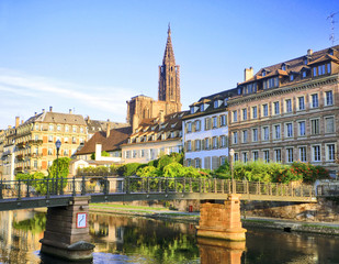 Quais de Strasbourg, cathédrale en arrière plan - obrazy, fototapety, plakaty
