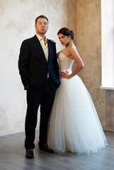 Naklejka premium bride and groom standing in empty room