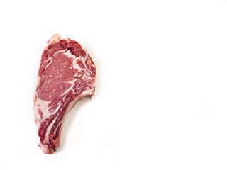 Chuletón de carne vacuna fondo blanco aislado. Vista superior. Copy space