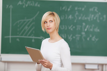 nachdenkliche studentin mit tablet-pc