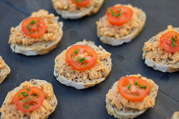 toast de rillettes de saumon tomate cerise 10