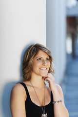 Fototapeta premium lachende blonde frau in der stadt