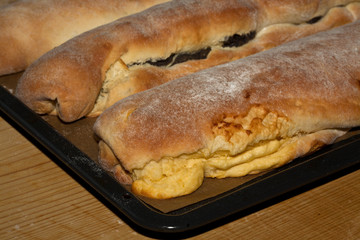 Frisch gebackene Hefestrudel