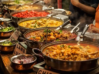 Foto auf Acrylglas Essen Orientalisches Essen - indisches Essen zum Mitnehmen auf einem Londoner Markt