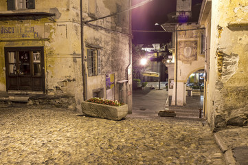 Fototapeta na wymiar Orta w dół do placu przez noc 2 kolorowego obrazu