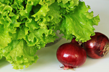 lettuce with red onion