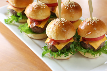 mini hamburgers, mini burgers