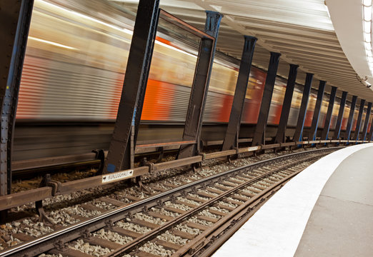 U-Bahn an der Haltestelle