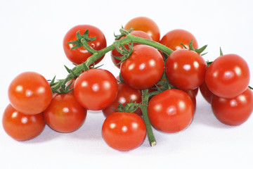 Une grappe de tomates cerises sur fond blanc