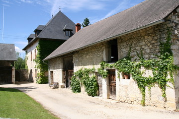 une bâtisse en pierre à la campagne