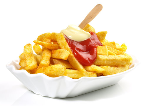 Pommes Frites mit Ketchup und Mayonnaise