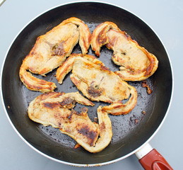 côtelette d'agneau grillées dans la poêle