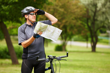 Biker with map - obrazy, fototapety, plakaty
