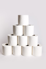 Pyramide aus Toilettenpapier