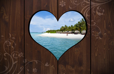 Holzwand mit Herzlochloch und Malediven