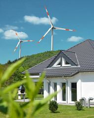 Windkraftanlage nahe Wohngebiet