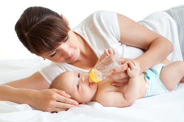 Obraz na płótnie Canvas młoda matka karmienia jej adorable baby